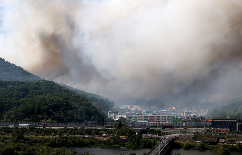 28일 오후 2시 1분께 대구시 북구 노곡동 함지산에서 불이 나 연기가 바람을 타고 도심으로 번지고 있다. 뉴시스