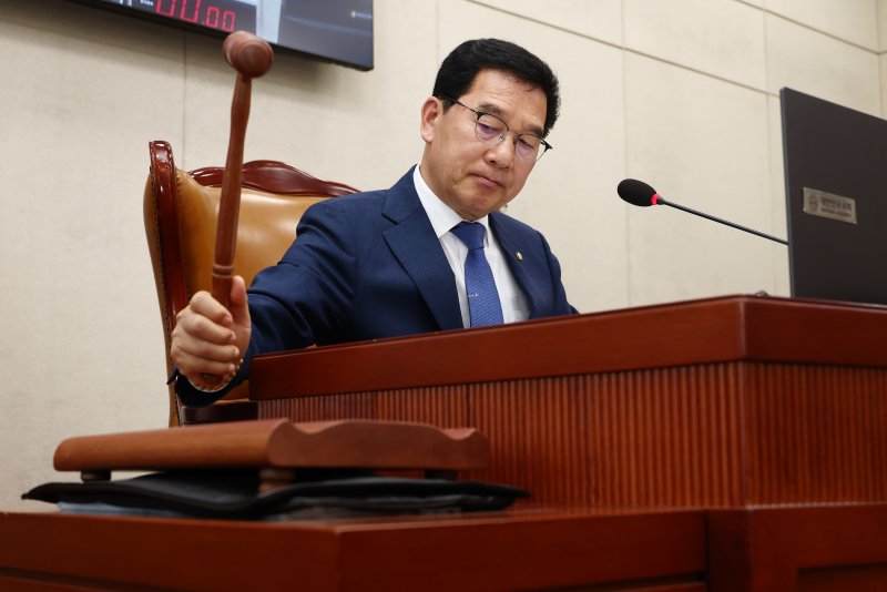 신정훈 행정안전위원장이 28일 서울 여의도 국회에서 열린 행정안전위원회 전체회의에서 2025년도 제1회 추가경정예산안(정부) 등 안건을 상정하며 의사봉을 두드리고 있다. 2025.4.28/뉴스1 ⓒ News1 김민지 기자