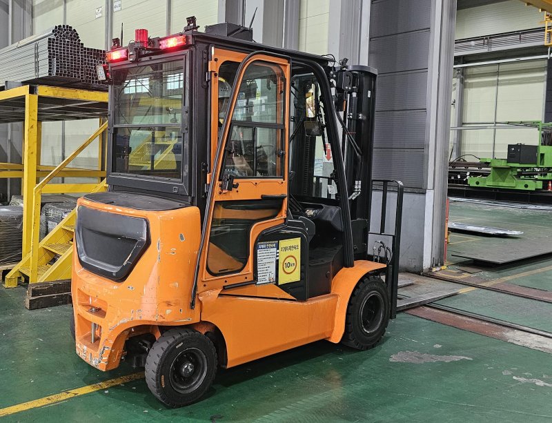 전후방 카메라·위험감지 경고음… 산업재해 막는 '스마트 안전장비'