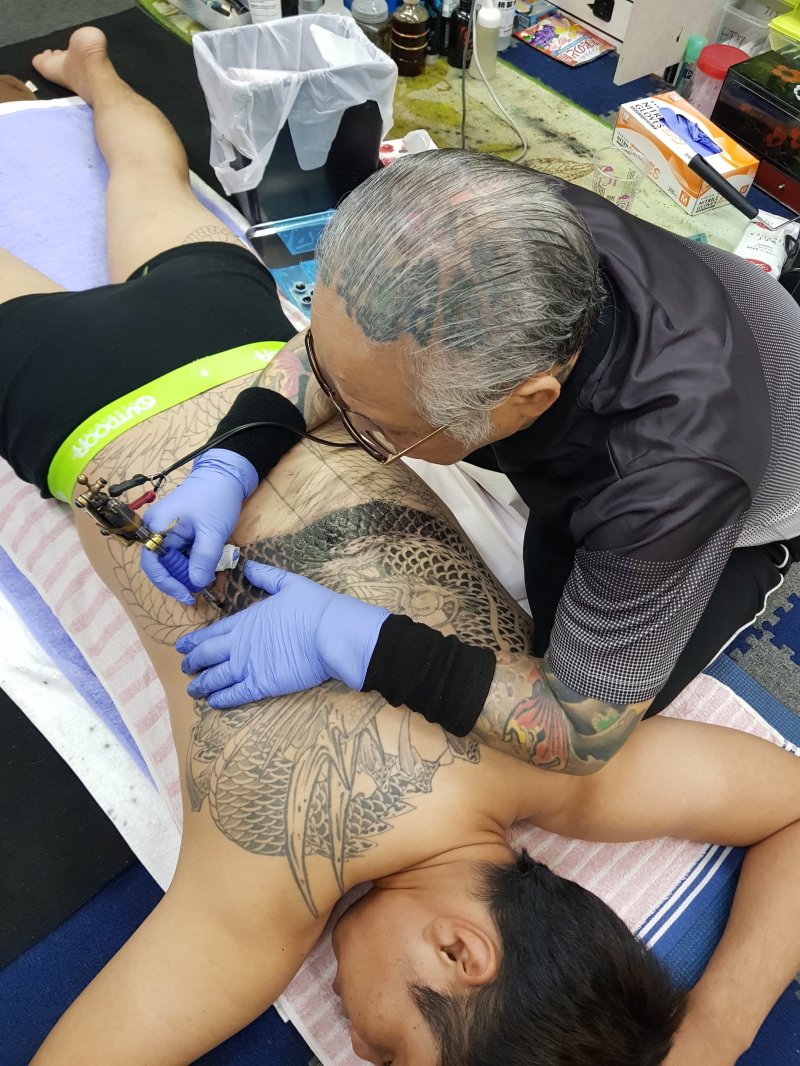 지난 2019년 일본 요코하마 타투 전문점에서 문신을 하는 일본인. 전경수 교수 제공