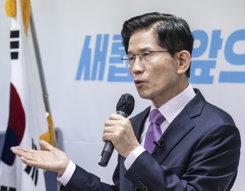 국민의힘 김문수 1xbet online 경선 1xbet online가 28일 서울 여의도 캠프 사무실에서 수출 5대 강국 공약을 발표하고 있다. 연합뉴스