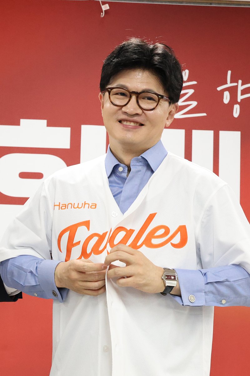 국민의힘 한동훈 1xbet online 경선 1xbet online가 28일 오전 국민의힘 대전시당을 찾아 당원이 준 한화이글스 유니폼을 입고 있다. 연합뉴스