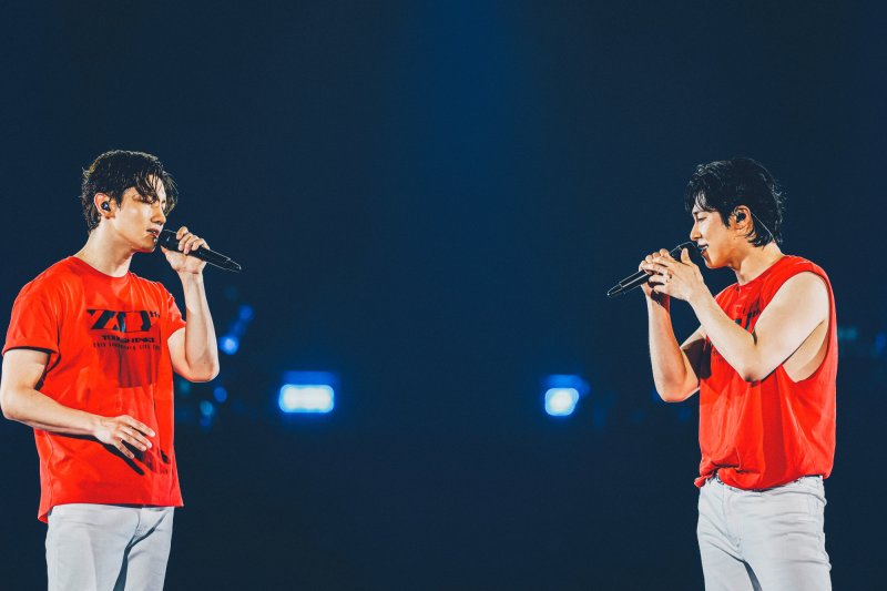 동방신기, 日 데뷔 20주년 투어 35만명 운집…도쿄돔 누적 33회 공연