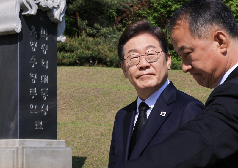 "국민 통합" 외친 李, 이승만·박정희 묘역 찾아 '중도 확장' [6·3 대선]