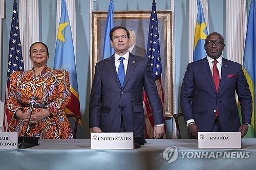 왼쪽부터 민주콩고 외무장관, 미국 국무장관, 르완다 외무장관 (출처=연합뉴스)