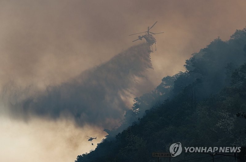 대구 산불 진화하는 헬기 (출처=연합뉴스)