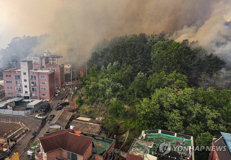 민가 위협하는 산불 (출처=연합뉴스)