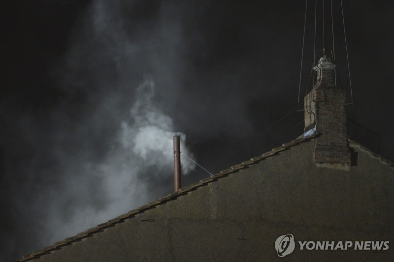 2013년 콘클라베 당시 시스티나 대성당 굴뚝에서 솟구치는 흰색 연기 (출처=연합뉴스)