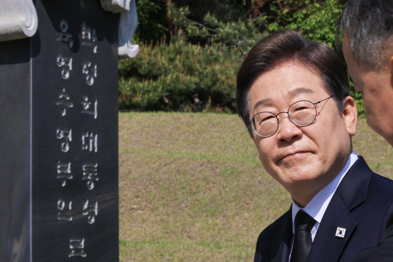 [서울=뉴시스] 조성우 기자 = 이재명 더불어민주당 제21대 대통령 선거 후보가 28일 오전 서울 동작구 국립서울현충원에서 박정희 전 대통령의 묘역을 참배하고 있다. (공동취재) 2025.04.28. photo@newsis.com