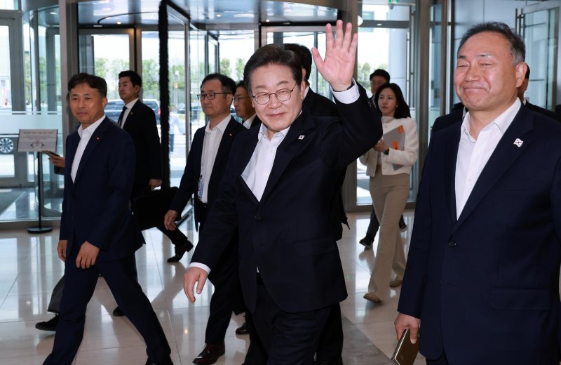[이천=뉴시스] 국회사진기자단 = 이재명 더불어민주당 제21대 대통령 선거 후보가 28일 경기 이천시 SK하이닉스를 방문해 간담회장으로 이동하고 있다.2025.04.28. photo@newsis.com