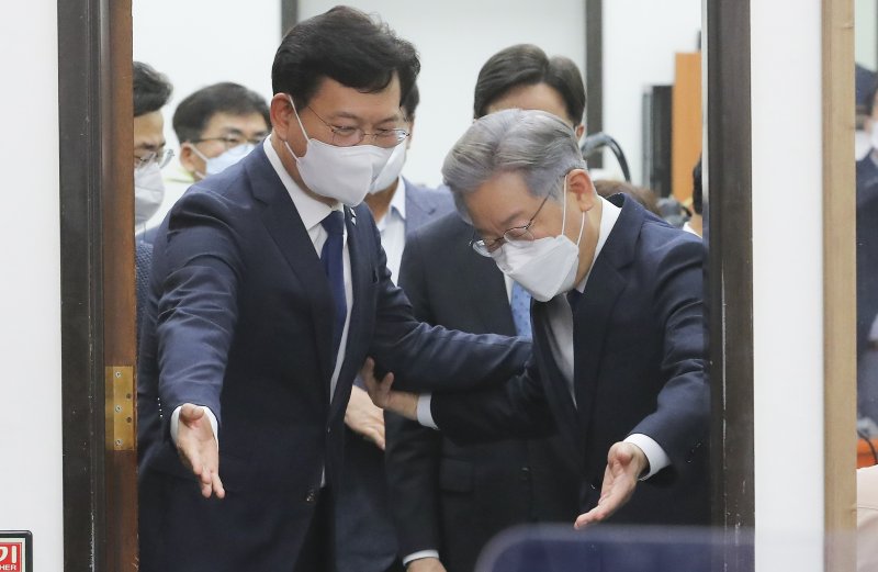 3년 전 송영길 더불어민주당 대표와 이재명 민주당 21대 대통령 후보가 국회 당대표 회의실에서 열린 당지도부-대통령 후보 상견례에 참석하기 위해 입장하는 모습. 2021.10.11/뉴스1 ⓒ News1 이동해 기자