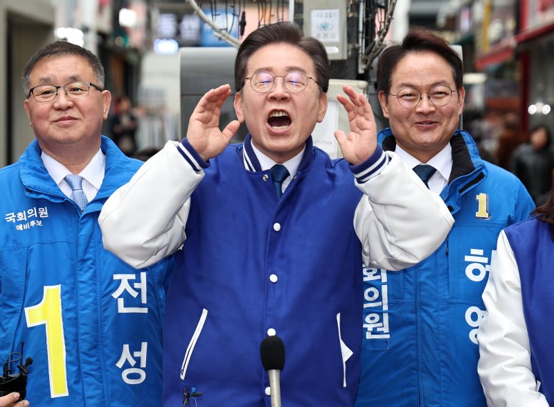 이재명 더불어민주당 대표가 19일 오전 강원도 춘천명동거리에서 지지자들에게 인사하고 있다. 왼쪽부터 허영 후보, 이 대표, 전성 후보. 2024.3.19/뉴스1 ⓒ News1 구윤성 기자