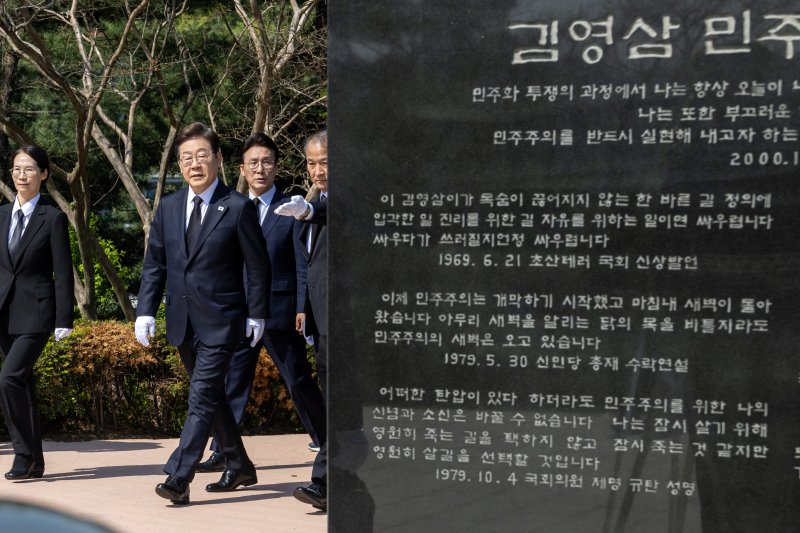 이재명 대통령이 당 대표 시절이던 지난 4월 28일 서울 동작구 국립서울현충원에서 김영삼 전 대통령의 묘역을 참배하기 위해 들어서고 있다. 공동취재