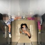김나영, 두아들 엘베 손잡이에 걸터앉은 사진 게재 ′논란′…결국 사과 