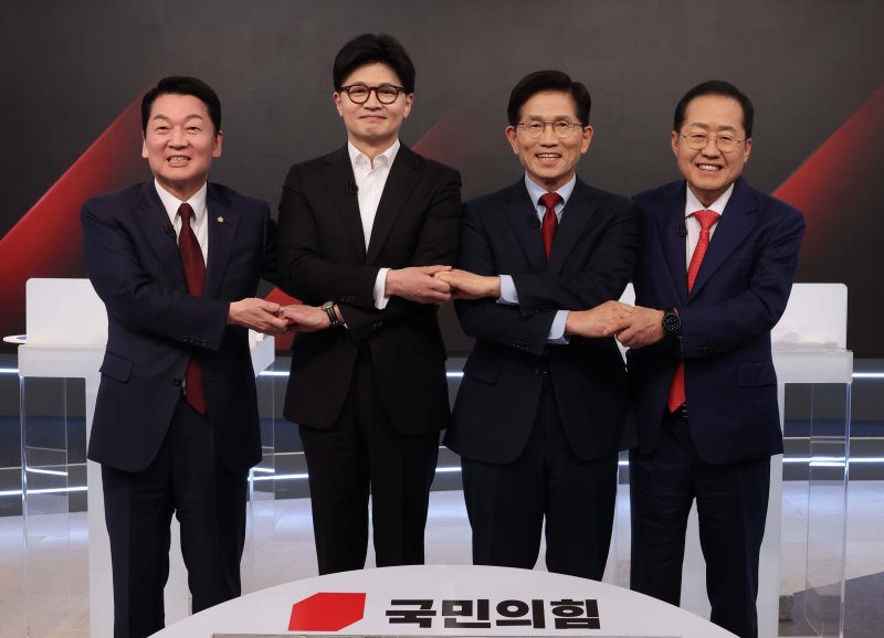 26일 서울 중구 매경미디어센터에서 열린 국민의힘 대통령 선거 제2차 경선 후보자 토론회에서 후보들이 토론에 앞서 기념 촬영을 하고 있다. 왼쪽부터 안철수, 한동훈, 김문수, 홍준표 후보. 2025.4.26/뉴스1 ⓒ News1 국회사진취재단