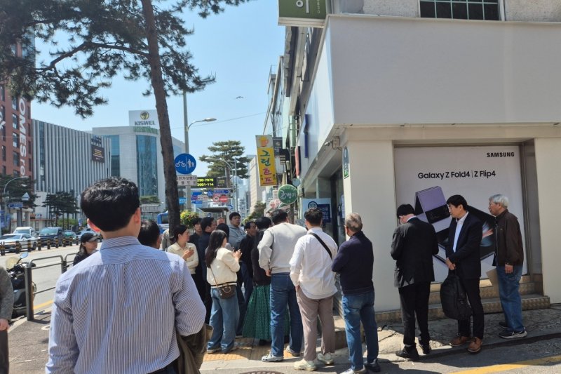 SK텔레콤이 무료 유심 교체 서비스를 개시한 28일 서울 충무로역 인근 한 T월드 매장 앞의 모습 ⓒ 뉴스1 남해인 기자
