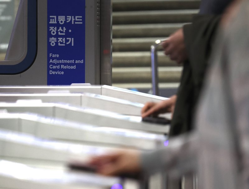 서울 용산구 서울역 개찰구에서 시민들이 지하철을 이용하는 모습. /사진=뉴시스