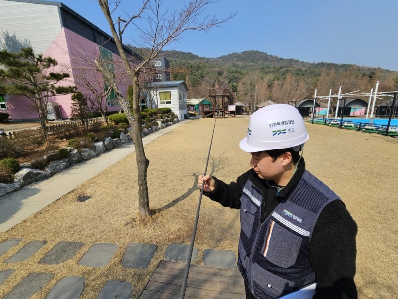 경기도 안전특별전검단 집라인 시설을 점검하고 있다. 경기도 제공