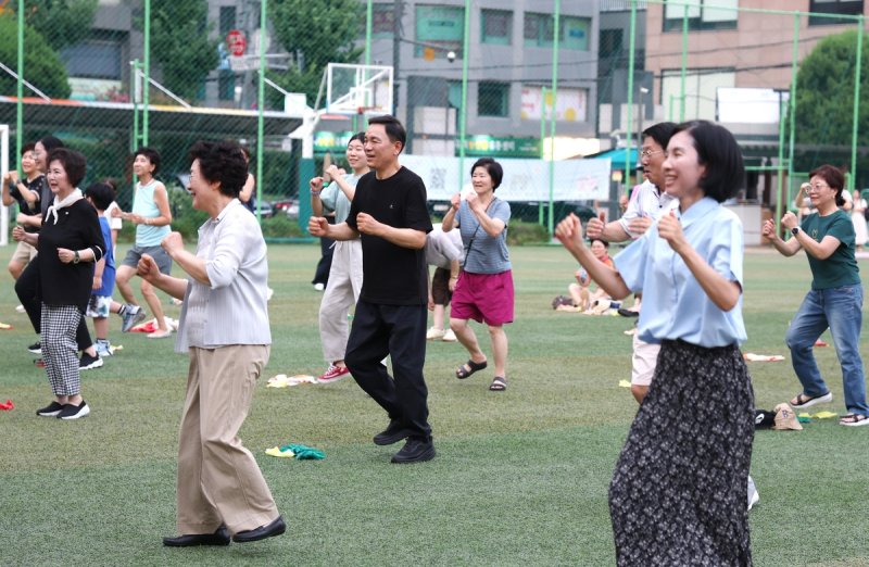 개방학교인 신구초등학교 운동장에서 주민과 함께 운동하는 조성명 구청장 (출처=연합뉴스)