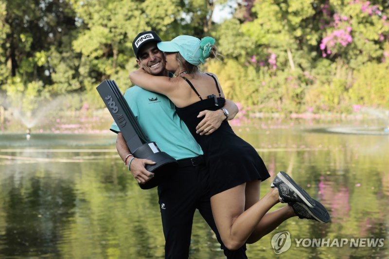 멕시코 대회 우승 후 아내와 포옹하는 니만(왼쪽) (출처=연합뉴스)