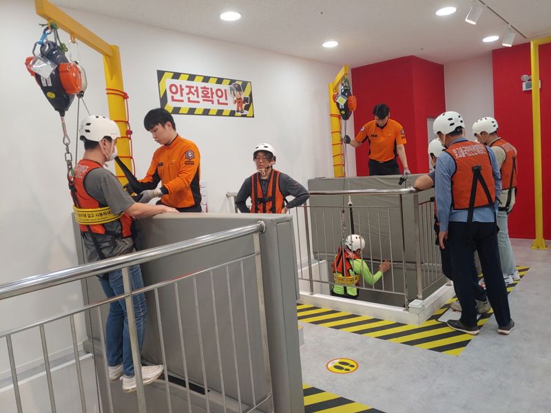 지난 29일 오비맥주 광주공장 임직원들이 광주 북부소방서와 공동으로 화재 발생 시 올바른 피난기구 사용법을 익히는 등 화재대응훈련을 하고 있다. 오비맥주 제공