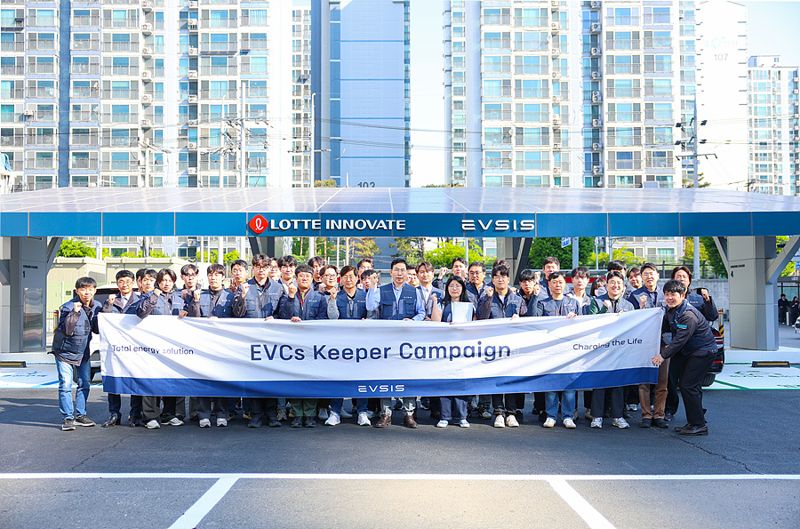 EVSIS 임직원들이 롯데이노베이트 태양광 에코 충전소에서 기념사진을 찍고 있다. 롯데이노베이트 제공