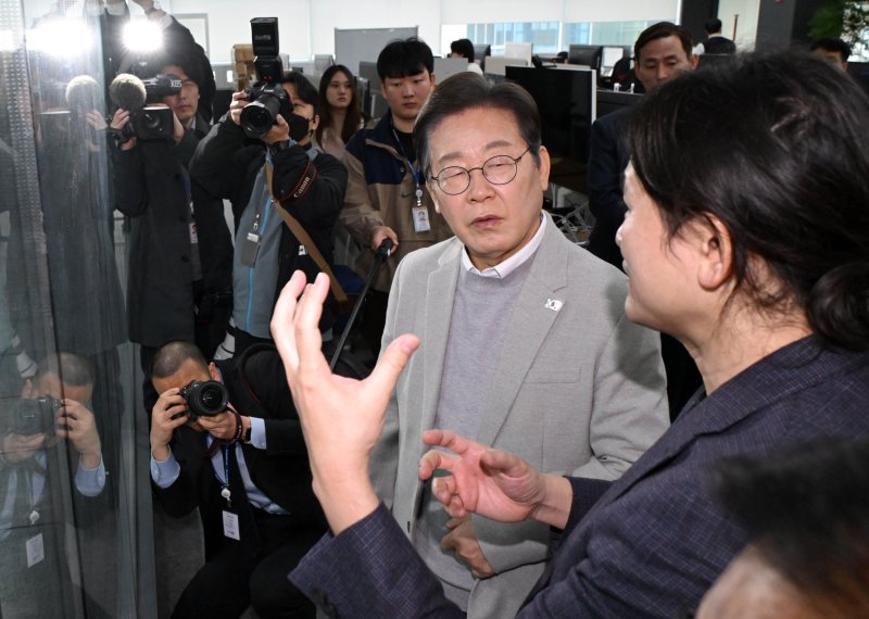이재명 더불어민주당 대선 예비후보가 14일 서울 강남구 퓨리오사AI에서 백준호 퓨리오사AI 대표의 설명을 듣고 있다. 2025.4.14/뉴스1 ⓒ News1 국회사진취재단