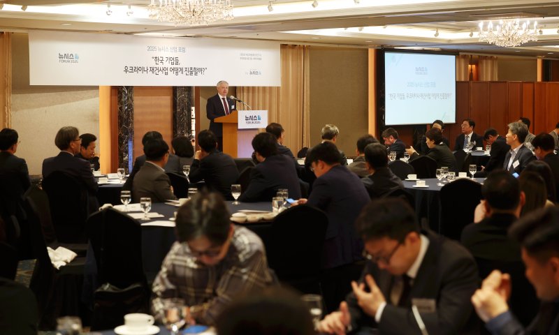 [서울=뉴시스] 홍효식 기자 = 드미트로 포노마렌코 주한 우크라이나 대사가 29일 서울 중구 롯데호텔서울에서 열린 2025 뉴시스 산업 포럼 '한국 기업들, 우크라이나 재건사업 어떻게 진출할까?'에서 축사를 하고 있다. 2025.04.29. yesphoto@newsis.com