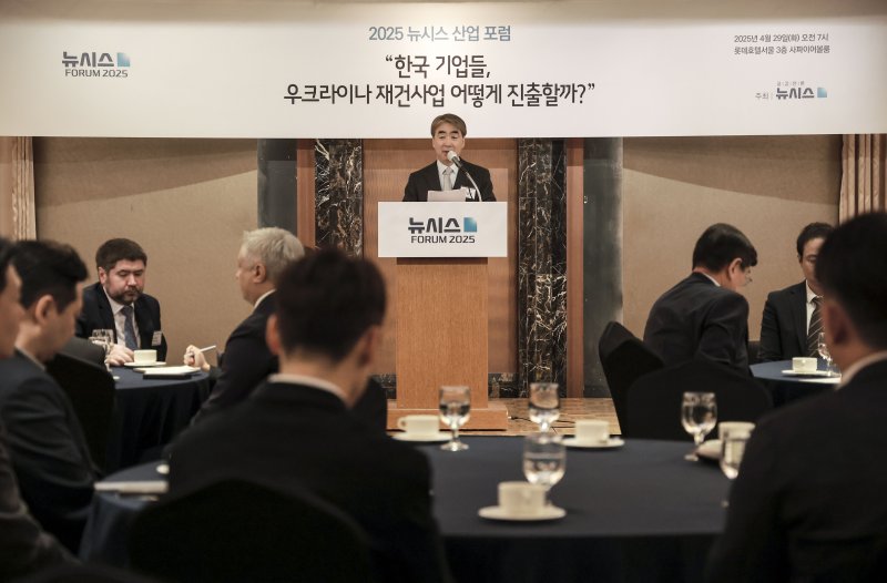 [서울=뉴시스] 정병혁 기자 = 염영남 뉴시스 대표이사 사장이 29일 서울 중구 롯데호텔서울에서 열린 2025 뉴시스 산업 포럼 '한국 기업들, 우크라이나 재건사업 어떻게 진출할까?'에서 인사말을 하고 있다. 2025.04.29. jhope@newsis.com