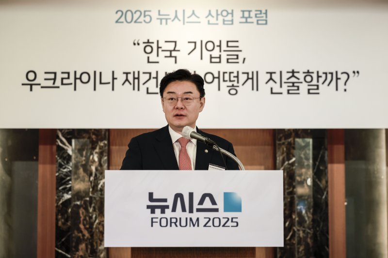[서울=뉴시스] 정병혁 기자 = 국회 산업통상자원중소벤처기업위원회 소속 김성원 국민의힘 의원이 29일 서울 중구 롯데호텔서울에서 열린 2025 뉴시스 산업 포럼 '한국 기업들, 우크라이나 재건사업 어떻게 진출할까?'에서 축사를 하고 있다. 2025.04.29. jhope@newsis.com
