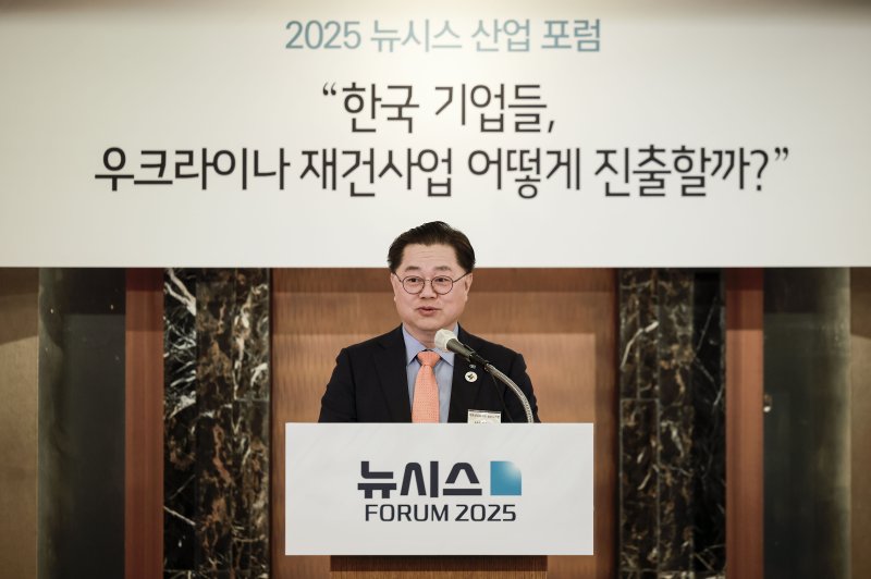 [서울=뉴시스] 정병혁 기자 = 박일준 대한상공회의소 상근부회장이 29일 서울 중구 롯데호텔서울에서 열린 2025 뉴시스 산업 포럼 '한국 기업들, 우크라이나 재건사업 어떻게 진출할까?'에서 축사를 하고 있다. 2025.04.29. jhope@newsis.com