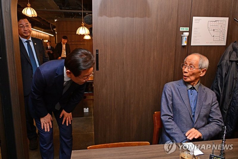이재명, 윤여준 전 장관과 오찬회동 (출처=연합뉴스)
