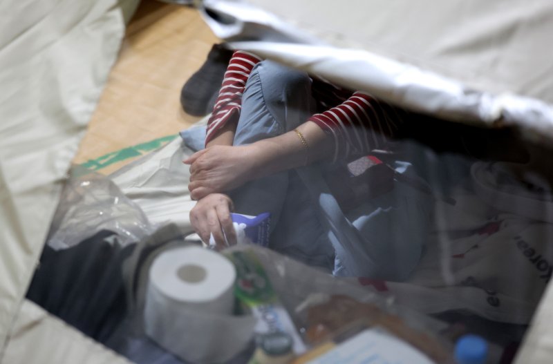 [대구=뉴시스] 이무열 기자 = 대구 북구 산불 발생 이틀째인 29일 대구 북구 팔달초등학교에 설치된 대피소에서 이재민이 휴식을 취하고 있다. 2025.04.29. lmy@newsis.com