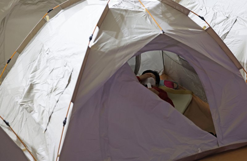 [대구=뉴시스] 이무열 기자 = 대구 북구 산불 발생 이틀째인 29일 대구 북구 팔달초등학교에 설치된 대피소에서 한 어르신이 휴식을 취하고 있다. 2025.04.29. lmy@newsis.com