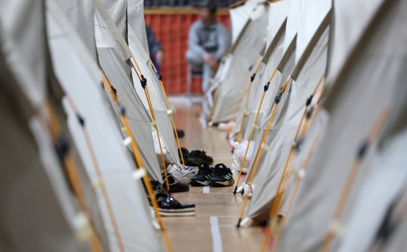 [대구=뉴시스] 이무열 기자 = 대구 북구 산불 발생 이틀째인 29일 대구 북구 팔달초등학교에 설치된 대피소에서 이재민들이 휴식을 취하고 있다. 2025.04.29. lmy@newsis.com