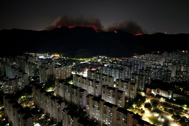 [대구=뉴시스] 이무열 기자 = 28일 밤 대구 북구 노곡동과 조야동 인근 산을 따라 불이 주택가 방향으로 확산하고 있다. 이날 오후 2시1 분쯤 대구 북구 노곡동 함지산에서 발생한 산불로 인해 민가 피해를 막기 위해 소방청은 국가소방동원령을 발령했다. 2025.04.28. lmy@newsis.com