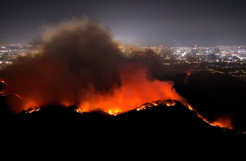 [대구=뉴시스] 이무열 기자 = 28일 밤 대구 북구 노곡동과 조야동 인근 산을 따라 불이 주택가 방향으로 확산하고 있다. 이날 오후 2시1 분쯤 대구 북구 노곡동 함지산에서 발생한 산불로 인해 민가 피해를 막기 위해 소방청은 국가소방동원령을 발령했다. 2025.04.28. lmy@newsis.com