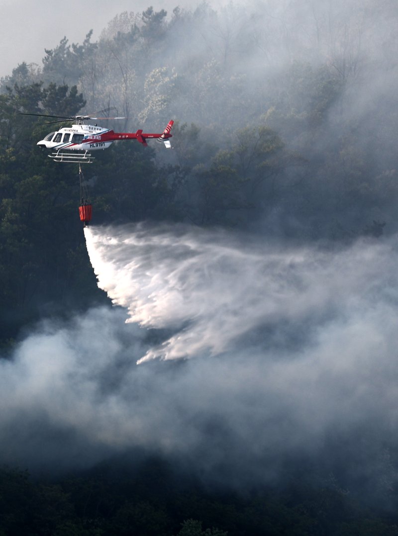 [대구=뉴시스] 이무열 기자 = 28일 오후 2시 1분쯤 대구 북구 노곡동 함지산에서 불이 나 소방헬기가 진화작업을 하고 있다. 2025.04.28. lmy@newsis.com