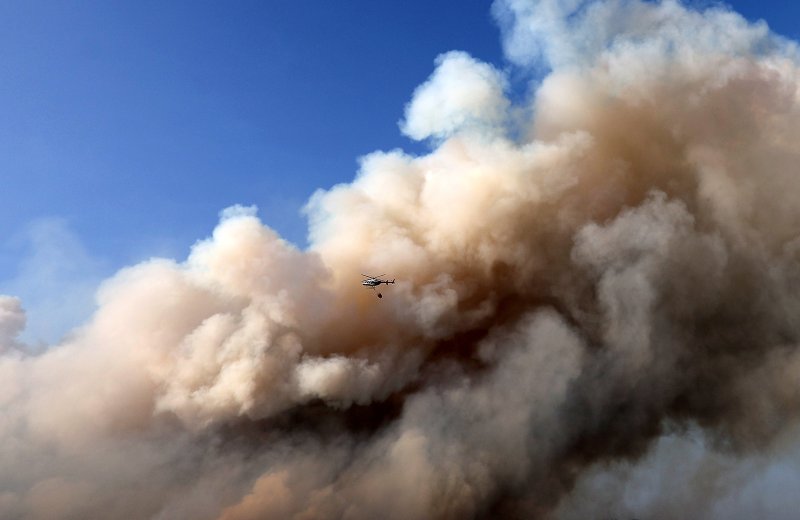 [대구=뉴시스] 이무열 기자 = 28일 오후 2시 1분쯤 대구 북구 노곡동 함지산에서 불이 나 소방헬기가 진화작업을 하고 있다. 2025.04.28. lmy@newsis.com