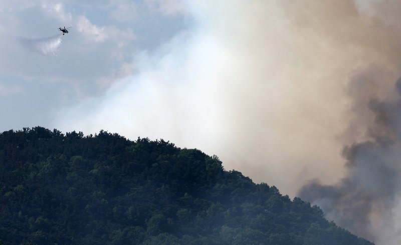 [대구=뉴시스] 이무열 기자 = 28일 오후 2시 1분쯤 대구 북구 노곡동 함지산에서 불이 나 소방헬기가 진화작업을 하고 있다. 2025.04.28. lmy@newsis.com
