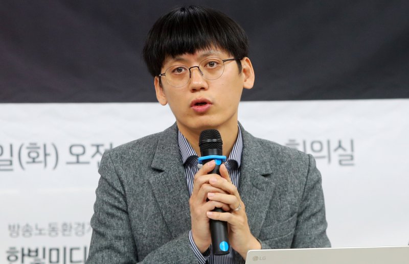 [서울=뉴시스] 김혜진 기자 = 김영민 한빛미디어노동인권센터장이 29일 오전 서울 중구 프레스센터에서 열린 143엔터 이용학 대표의 강제1xbet 사건 고소 기자회견을 열고 발언하고 있다. 2025.04.29. jini@newsis.com <저작권자ⓒ 공감언론 뉴시스통신사. 무단전재-재배포 금지. alt=
