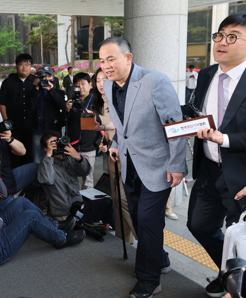 명태균 씨가 29일 오전 검찰 조사를 받기 위해 서울 서초구 서울고검 청사로 출석하고 있다. 명 씨가 창원지검이 아닌 검찰서울청사에 출석해 조사를 받는 건 이번이 처음이다. /사진=뉴스1