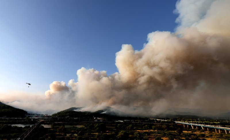 [대구=뉴시스] 이무열 기자 = 28일 오후 2시 1분쯤 대구 북구 노곡동 함지산에서 불이 나 소방헬기가 진화작업을 하고 있다. 2025.04.28. lmy@newsis.com