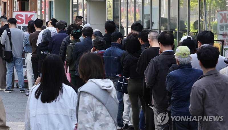 SKT, 유심 교체 기다리는 시민들 (출처=연합뉴스)