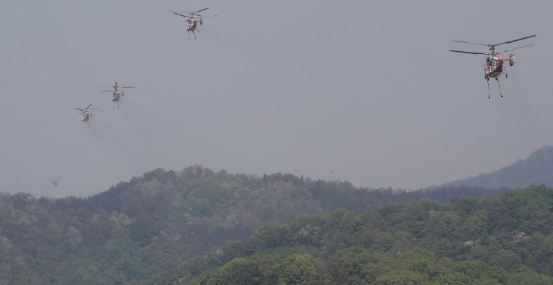 대구 북구 함지산 산불 이틀째인 29일 오전 현장에 투입된 산불 진화 헬기가 주불 진화에 총력을 쏟고 있다. 뉴스1