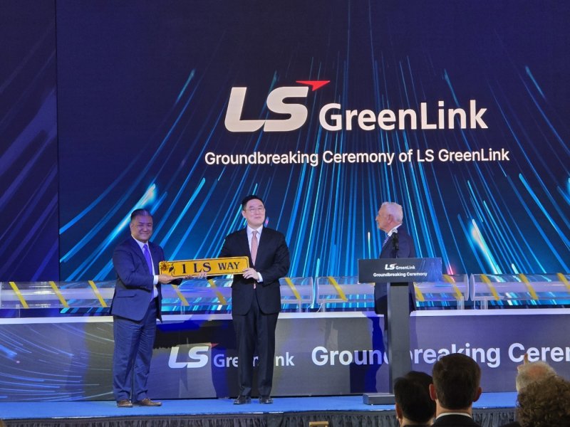 28일(현지시간) 미국 버지니아주 체사피크시에서 열린 LS전선 해저케이블 제조 공장 착공식에서 구본규 LS전선 대표이사와 심윤찬 LS그린링크 대외협력담당이 체사피크시 시장으로부터 선물 받은 '1 LS WAY' 표지판을 들어보이고 있다. ⓒ News1 류정민 특파원