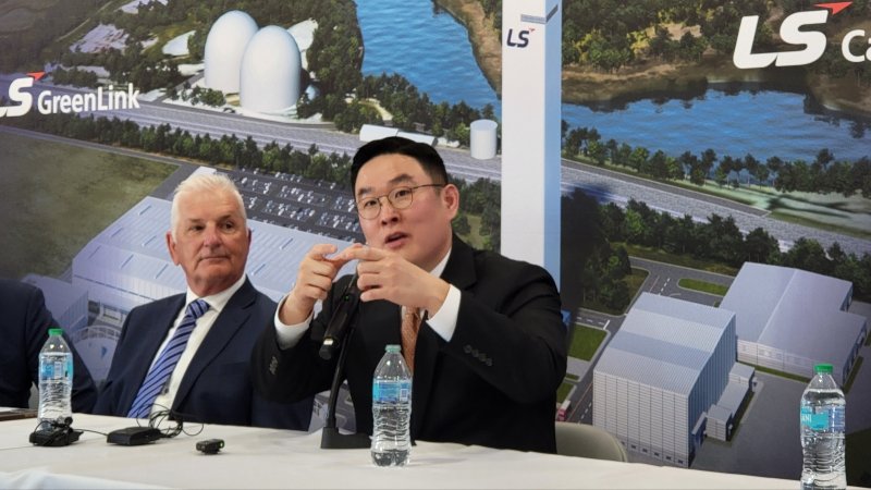 구본규 LS전선 대표가 28일(현지시간) 버지니아주 체사피크시에서 열린 해저케이블 공장 착공식에서 관세 대응 방안에 대해 설명하고 있다. 옆은릭 웨스트 체사피크시 시장. ⓒ News1 류정민 특파원