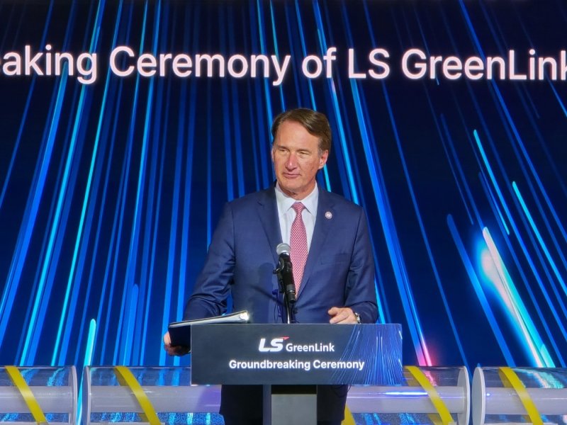 글렌 영킨(Glenn Youngkin, 공화당) 버지니아주 주지사가 28일(현지시간) 체시피크시에서 열린 LS전선 자회사 LS그린링크의 해저케이블 공장 착공식에서 축사를 하고 있다. ⓒ News1 류정민 특파원