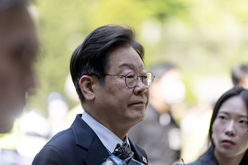 이재명 더불어민주당 대선 후보가 29일 오전 서울 서초구 서울중앙지방법원에서 열린 '대장동 배임 및 성남FC 뇌물' 1심 속행 공판에 출석하고 있다. 2025.4.29/뉴스1 ⓒ News1 이승배 기자