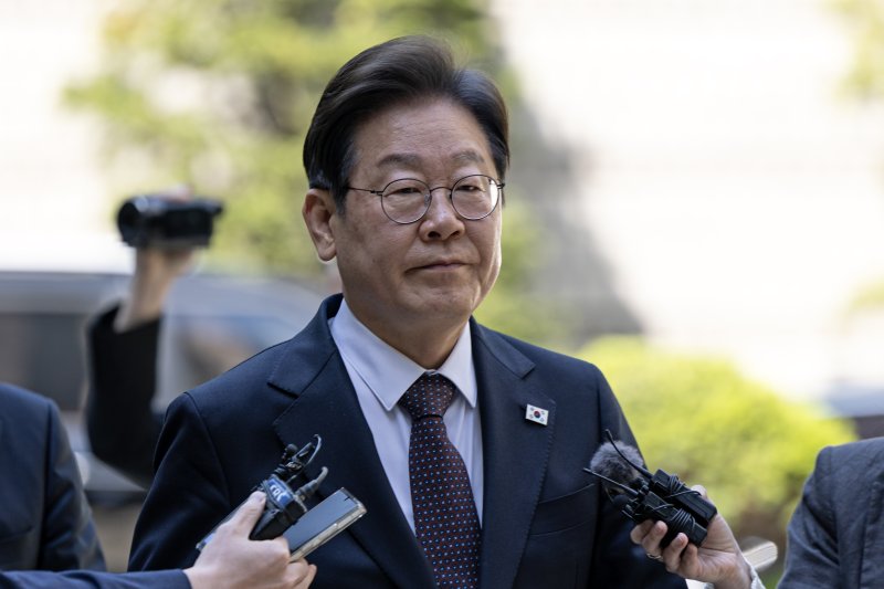 이재명 더불어민주당 대선 후보가 29일 오전 서울 서초구 서울중앙지방법원에서 열린 '대장동 배임 및 성남FC 뇌물' 1심 속행 공판에 출석하고 있다. 2025.4.29/뉴스1 ⓒ News1 이승배 기자